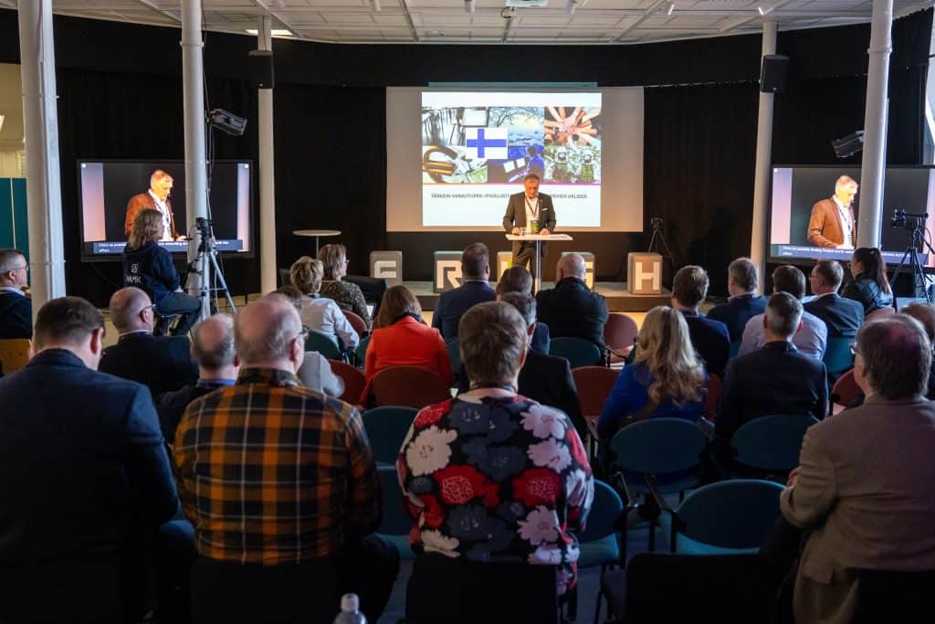 FRUSHin asiantuntijaohjelma kesäri täyden salin, kuvassa Timo Kivinen kuvaaja Kati Länsikylä